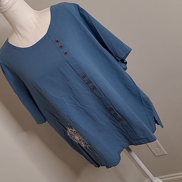 Blue top with dandelion print and offset buttons - Picture 4 of 9